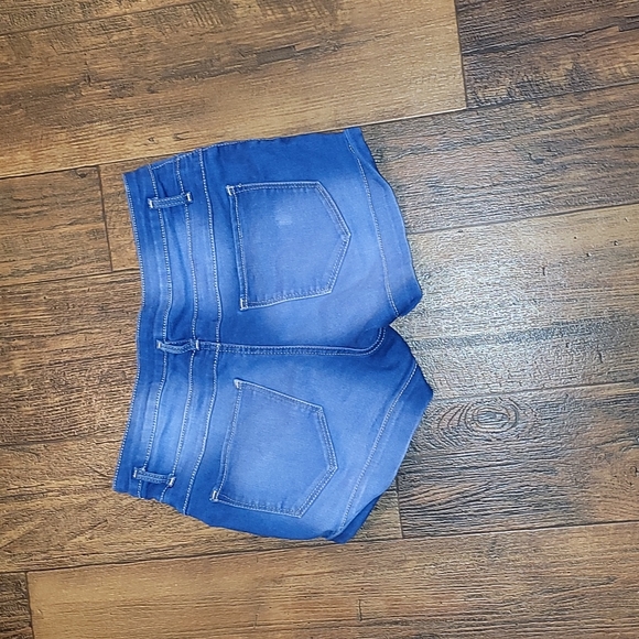 Stretchy blue Jean shorts - Picture 2 of 3